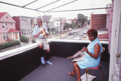 Louis Armstrong jouant sur un balcon