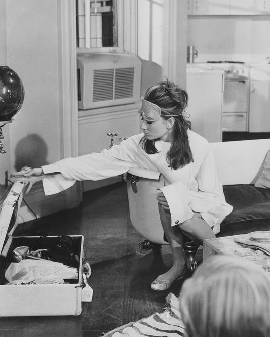 Audrey Hepburn fait ses valises dans son appartement