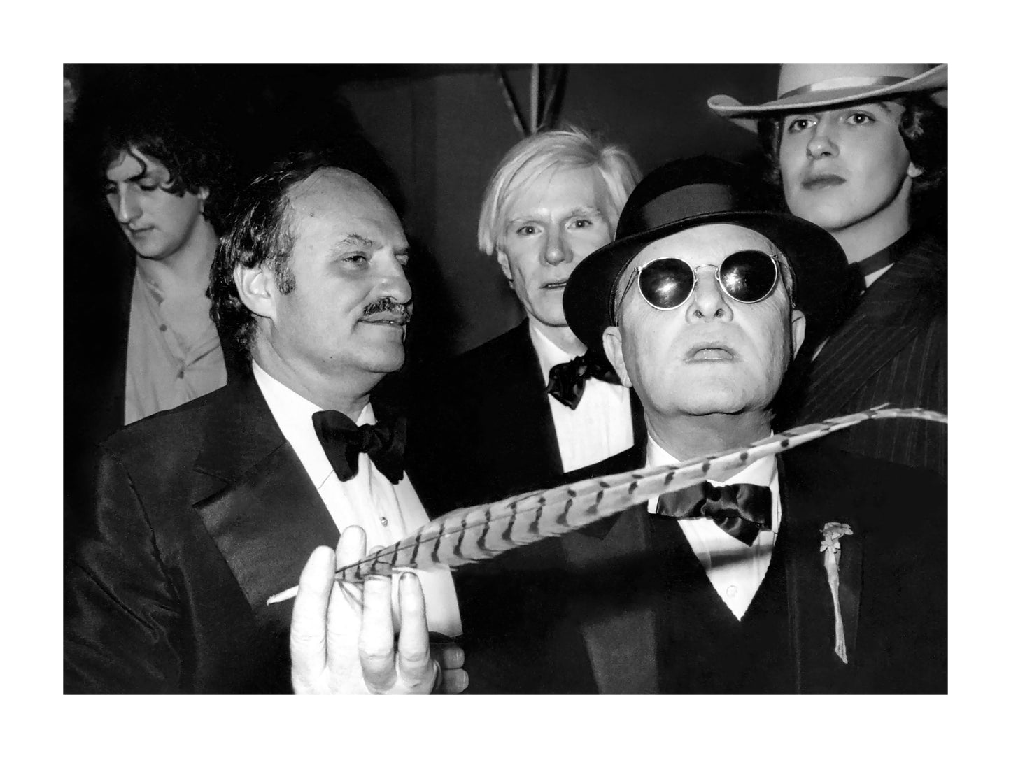 Johnny Cash joue de l'harmonica