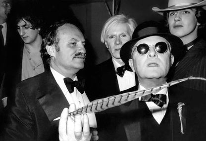 Johnny Cash joue de l'harmonica