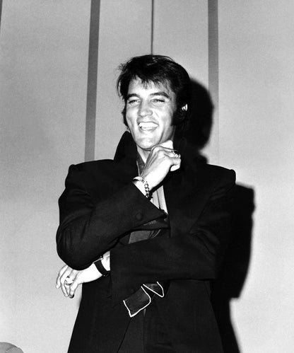 Elvis Presley rit lors d'une conférence de presse