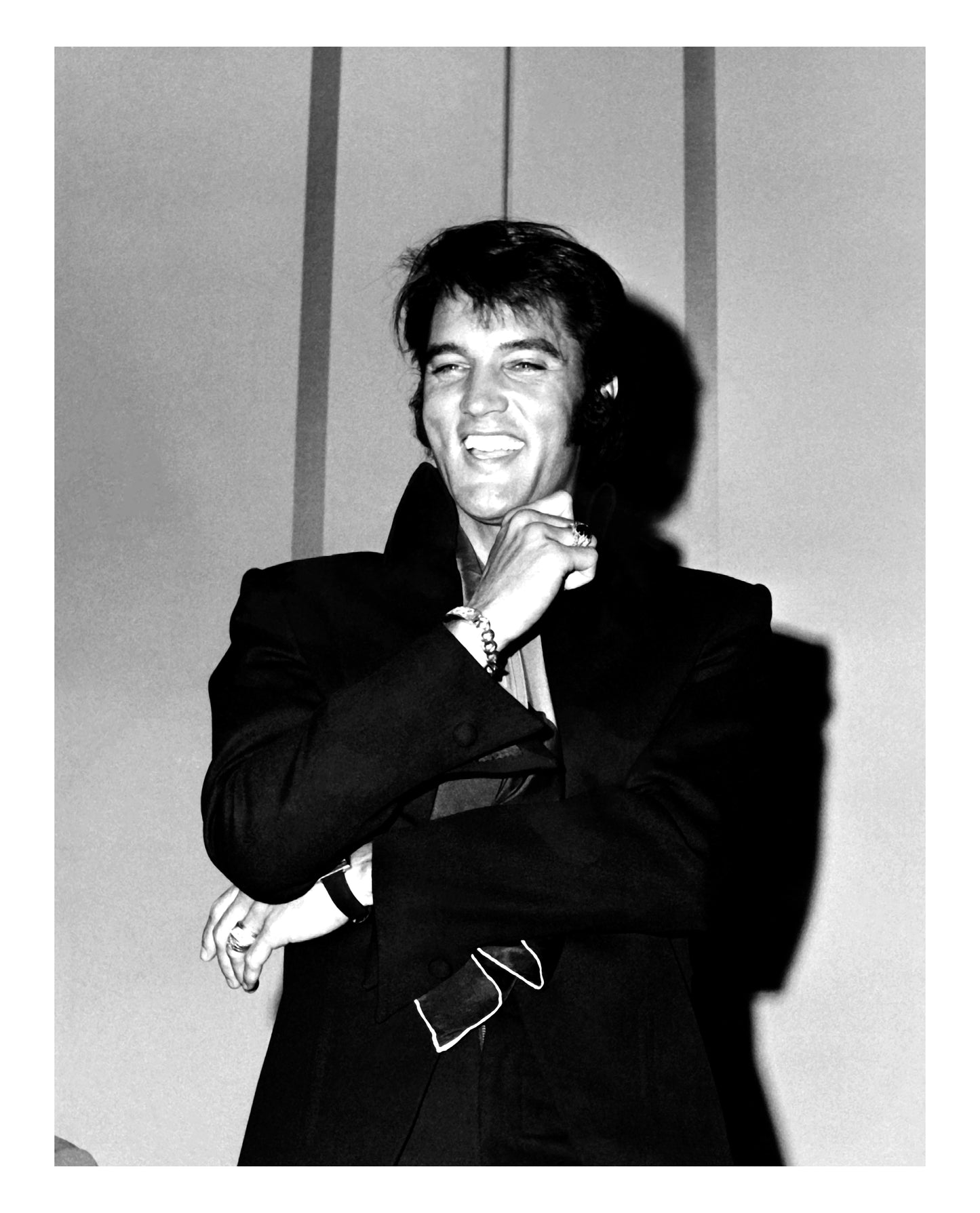 Elvis Presley lacht bei einer Pressekonferenz