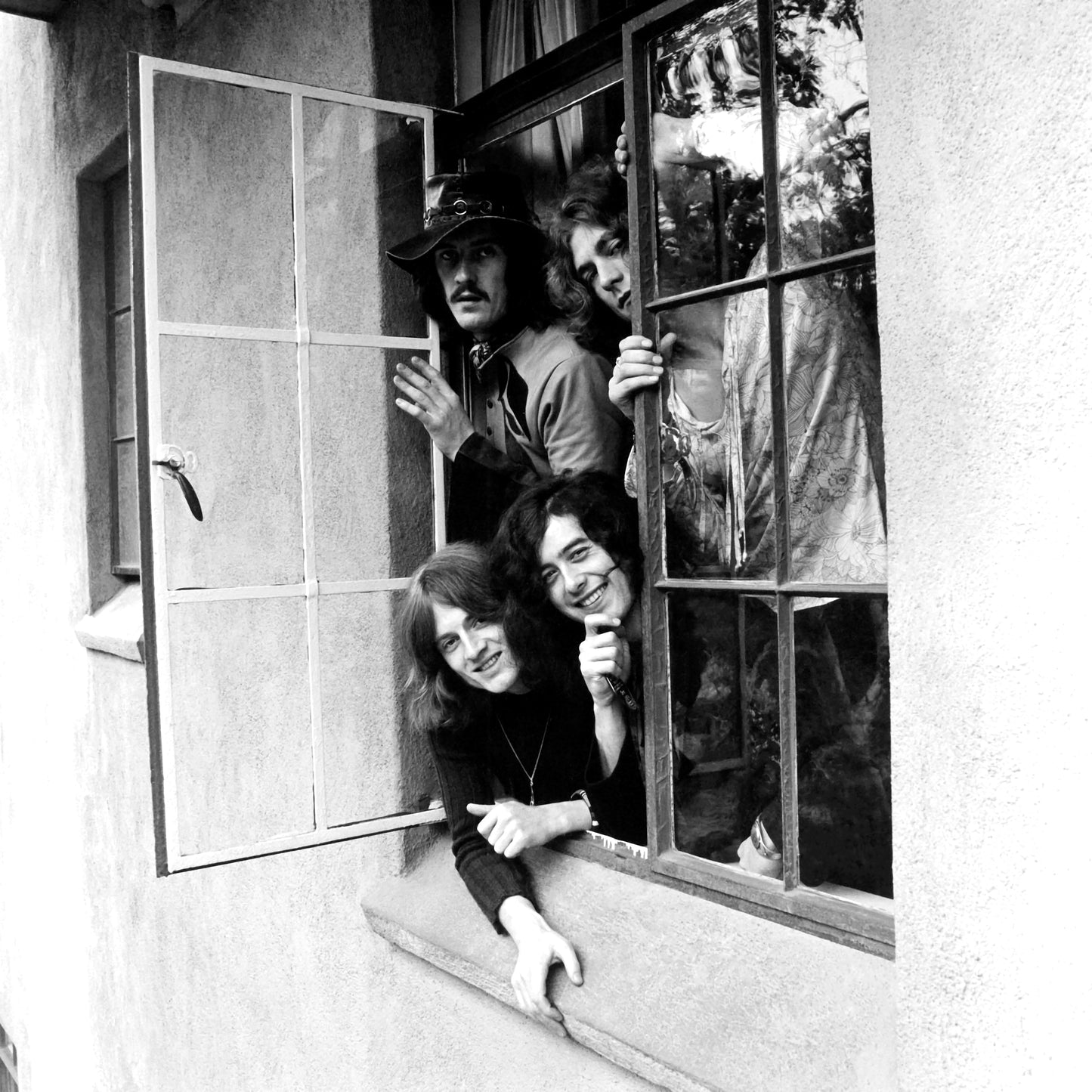 Led Zeppelin penché à la fenêtre