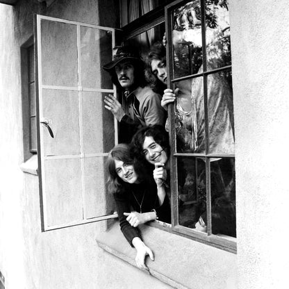 Led Zeppelin penché à la fenêtre
