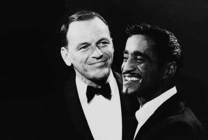 Frank Sinatra und Sammy Davis Jr. lächeln