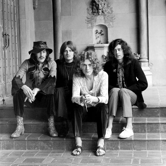 Led Zeppelin penché à la fenêtre