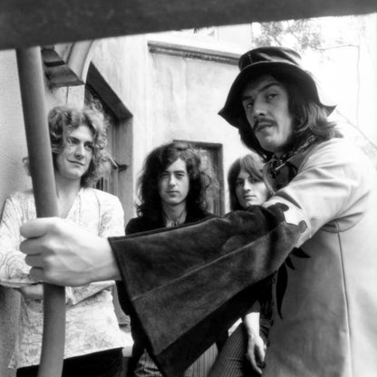 Led Zeppelin penché à la fenêtre
