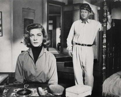 John Wayne et Lauren Bacall dans Blood Alley