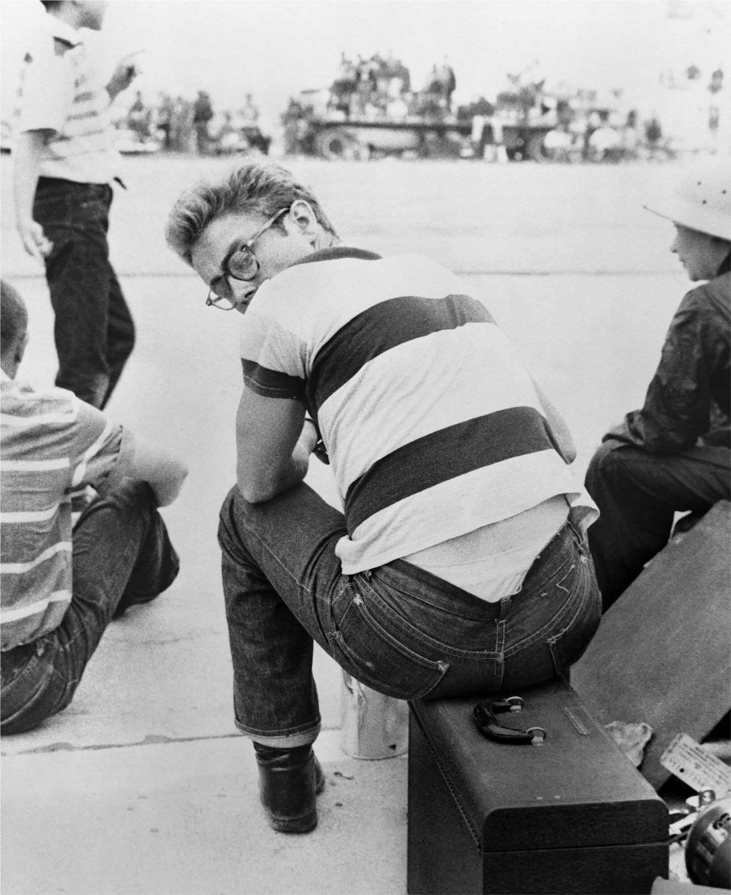 James Dean sitzt bei einer Autorallye