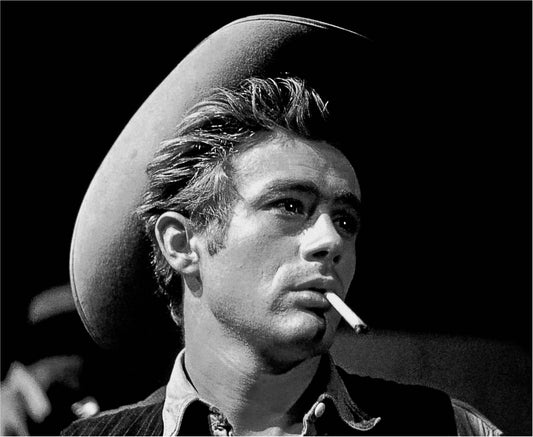 James Dean raucht in „Giant“