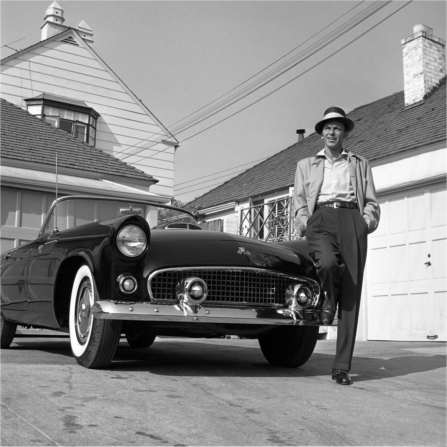 Frank Sinatra debout sur une Ford Thunderbird