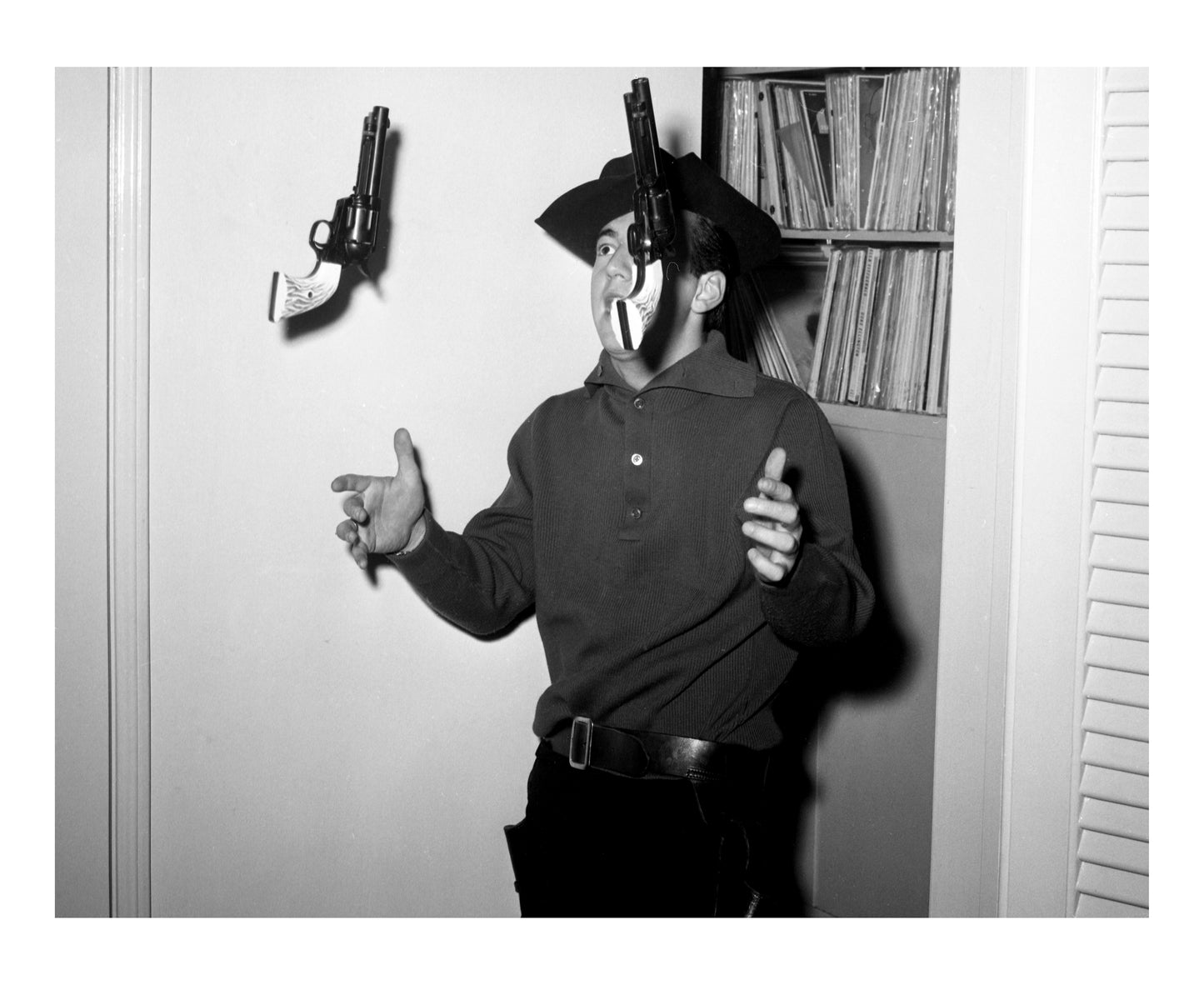 Johnny Cash joue de l'harmonica