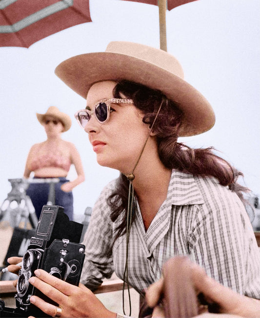 Elizabeth Taylor mit Vintage-Kamera