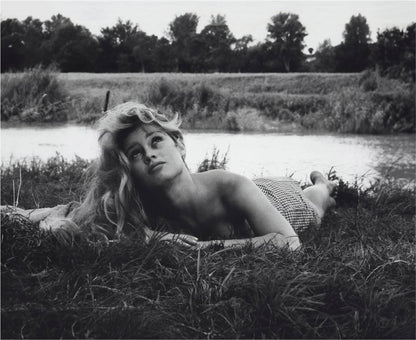 Brigitte Bardot allongée dans l'herbe