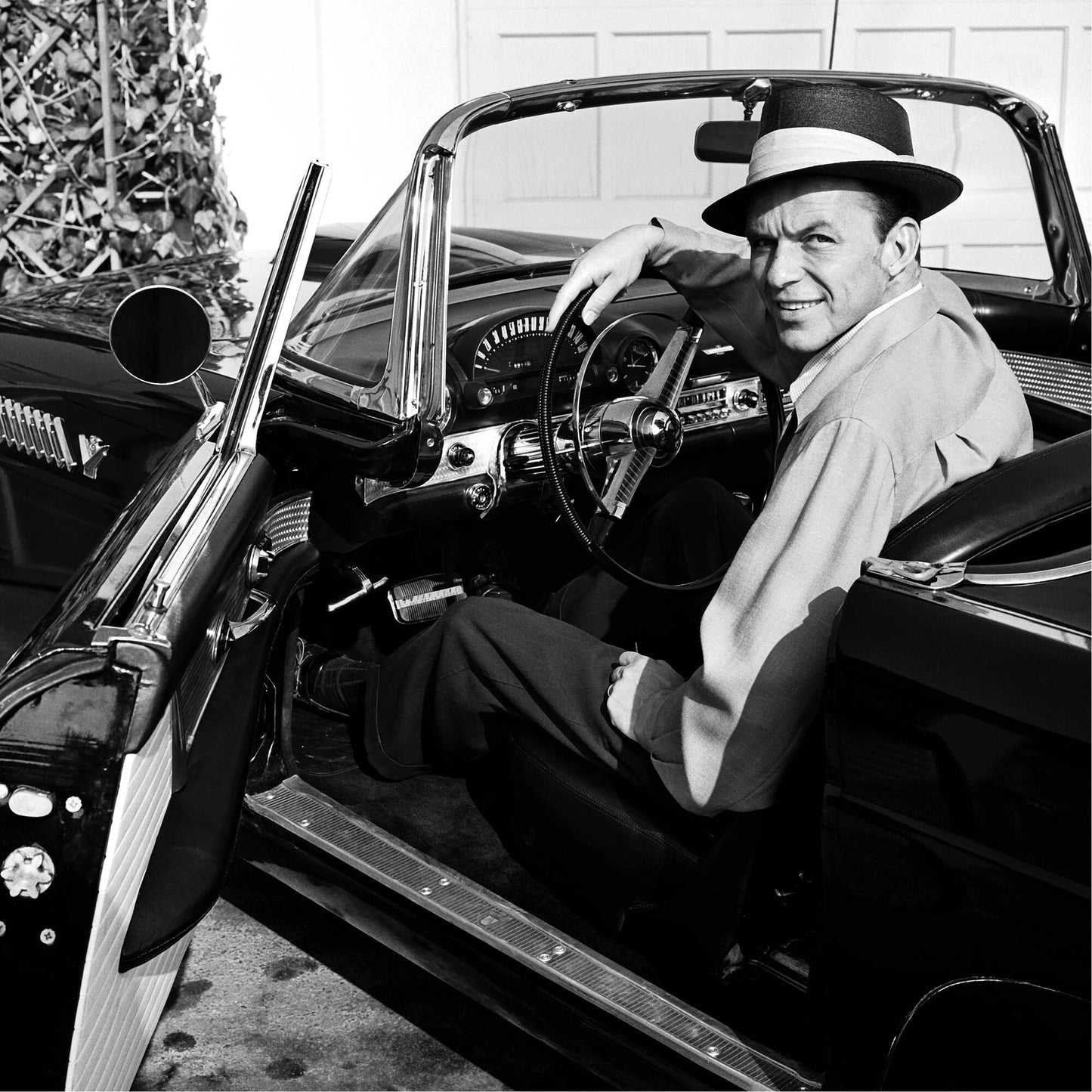 Frank Sinatra in seinem Ford Thunderbird