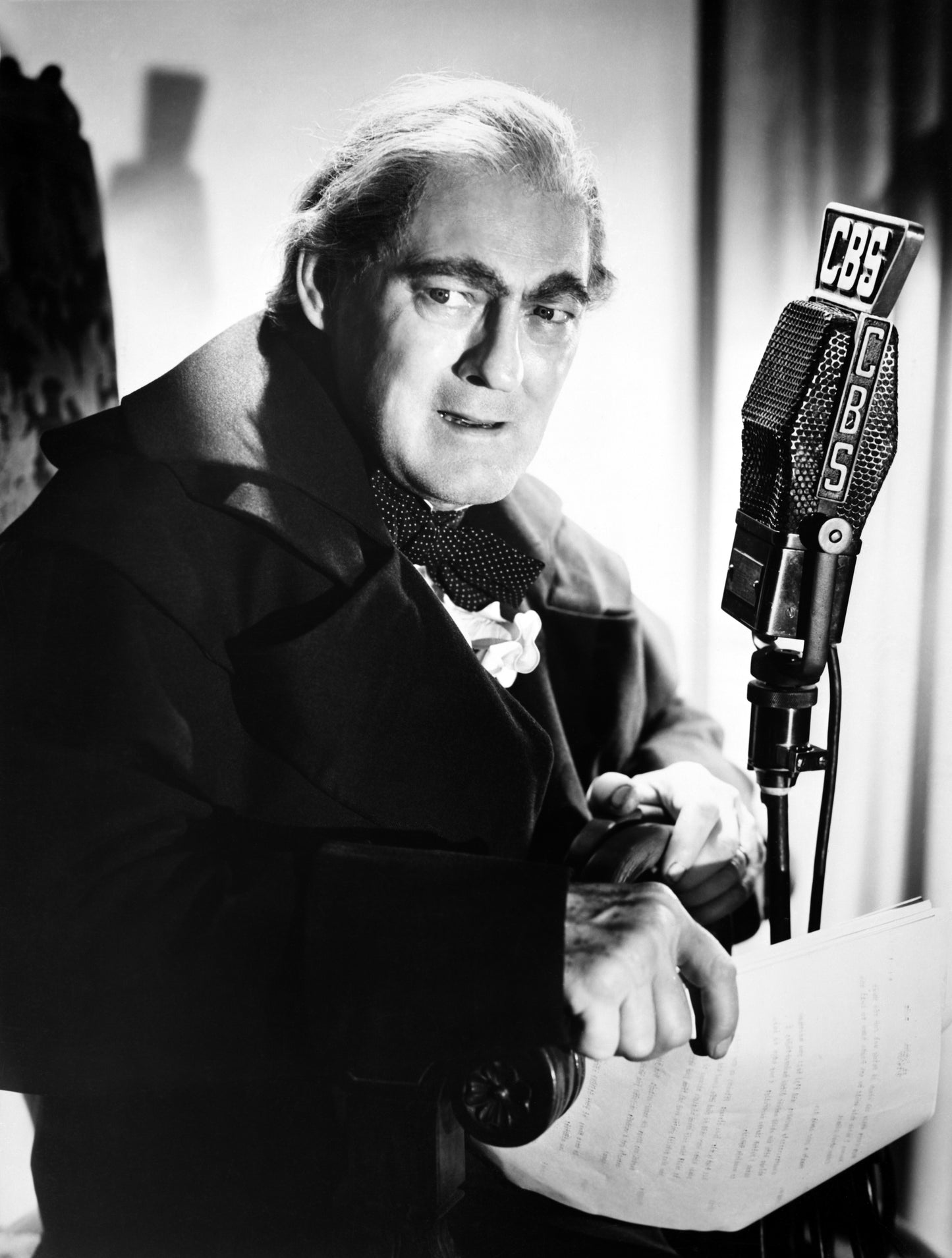 Johnny Cash joue de l'harmonica