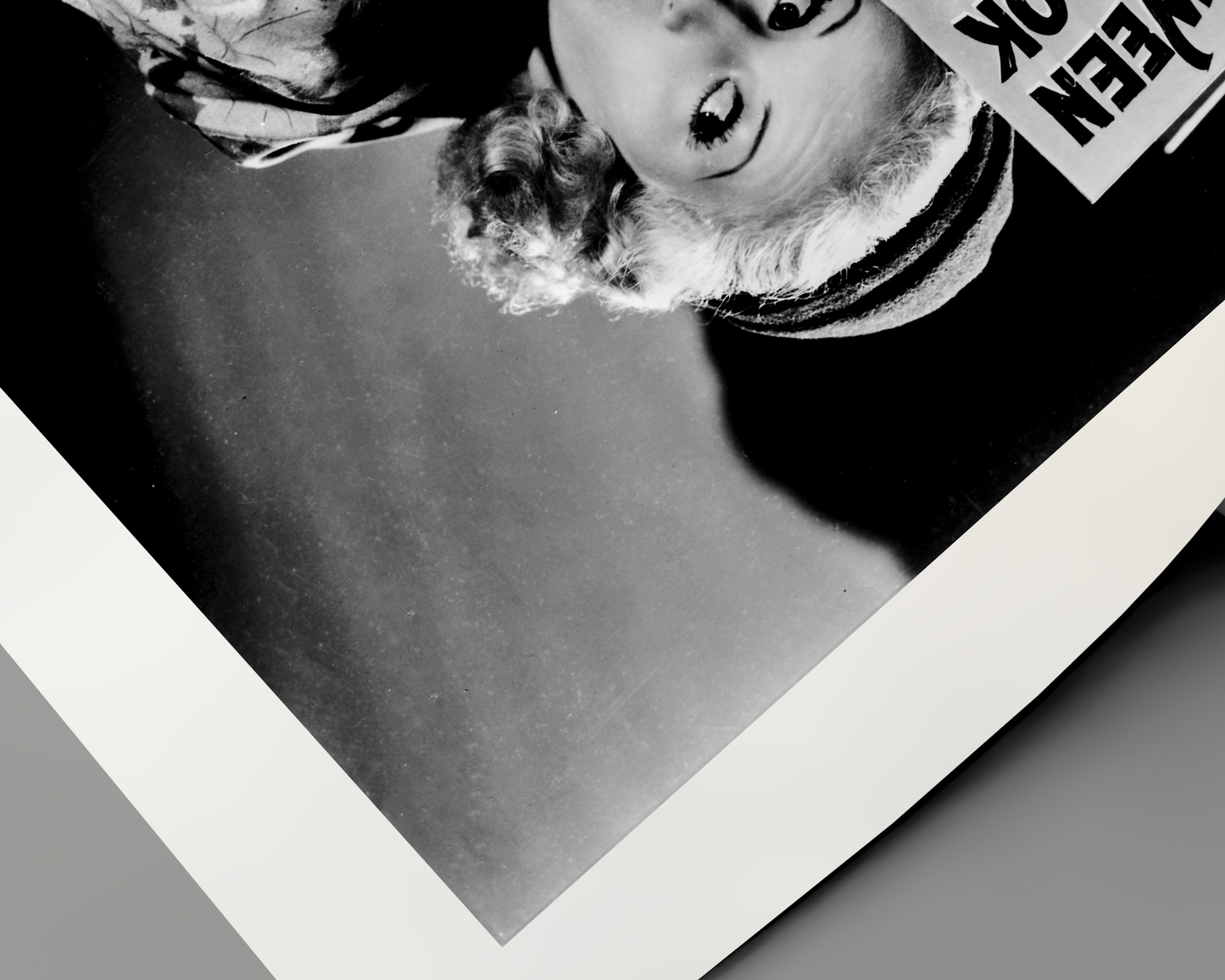 Johnny Cash joue de l'harmonica