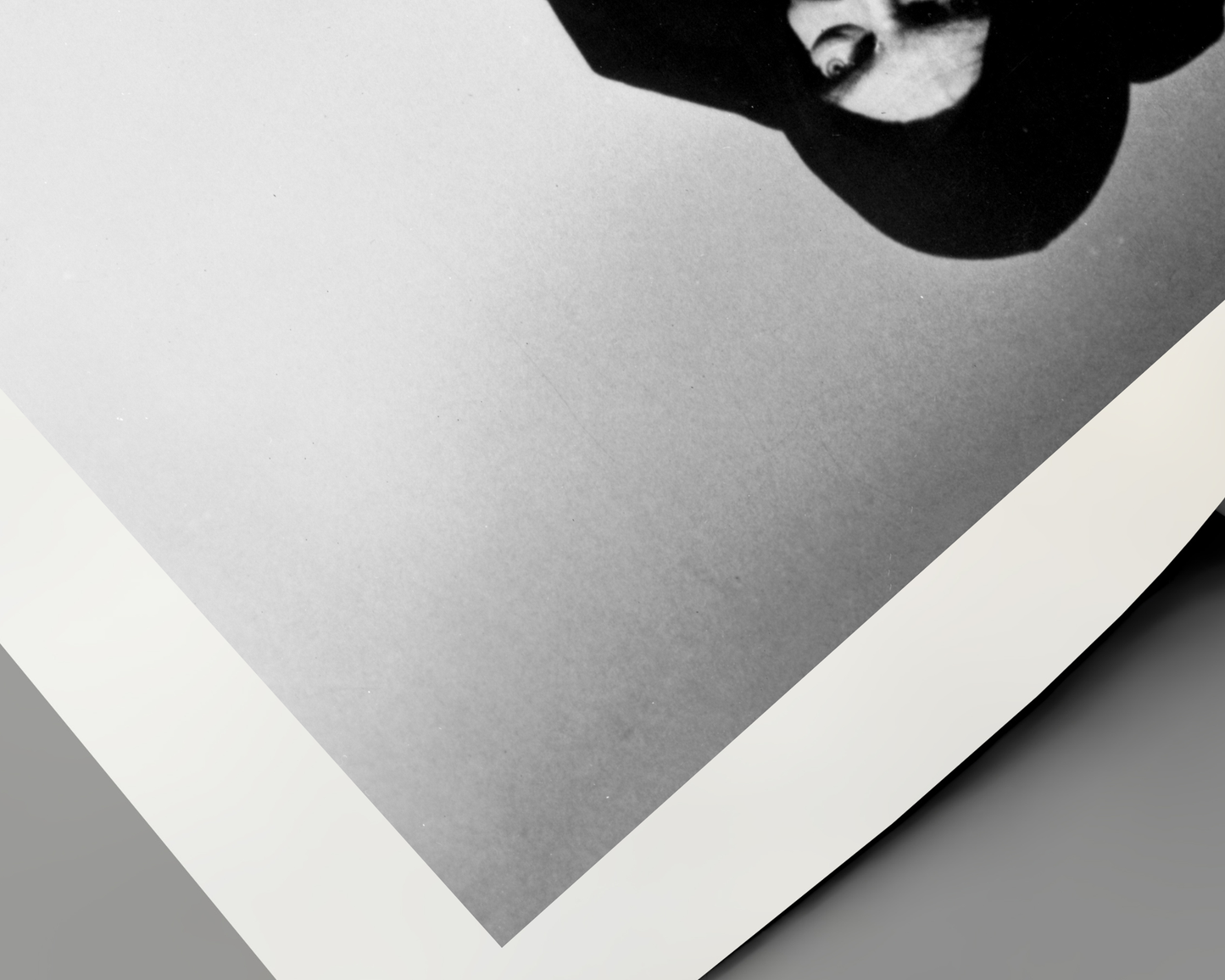 Johnny Cash joue de l'harmonica