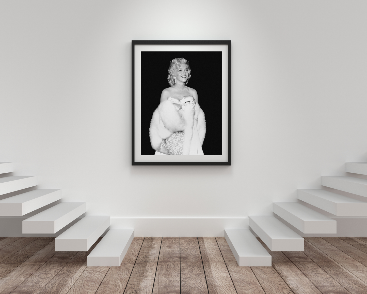 Marilyn Monroe lächelt im Pelz