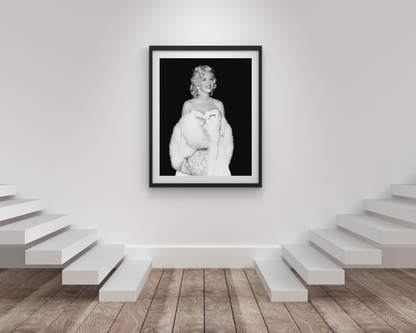 Marilyn Monroe lächelt im Pelz