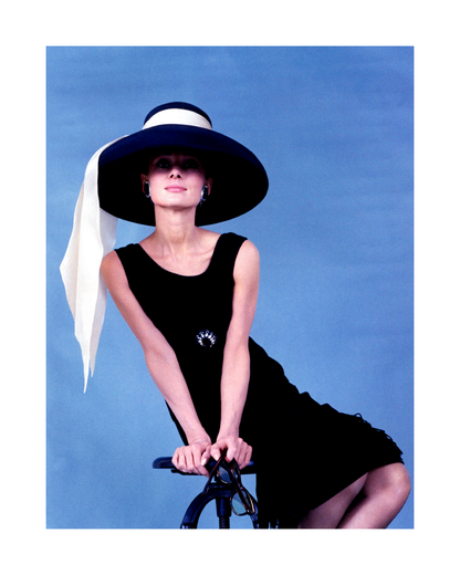 Audrey Hepburn mit Hut für „Frühstück bei Tiffany“