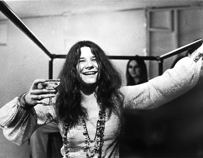 Janis Joplin trinkt hinter der Bühne