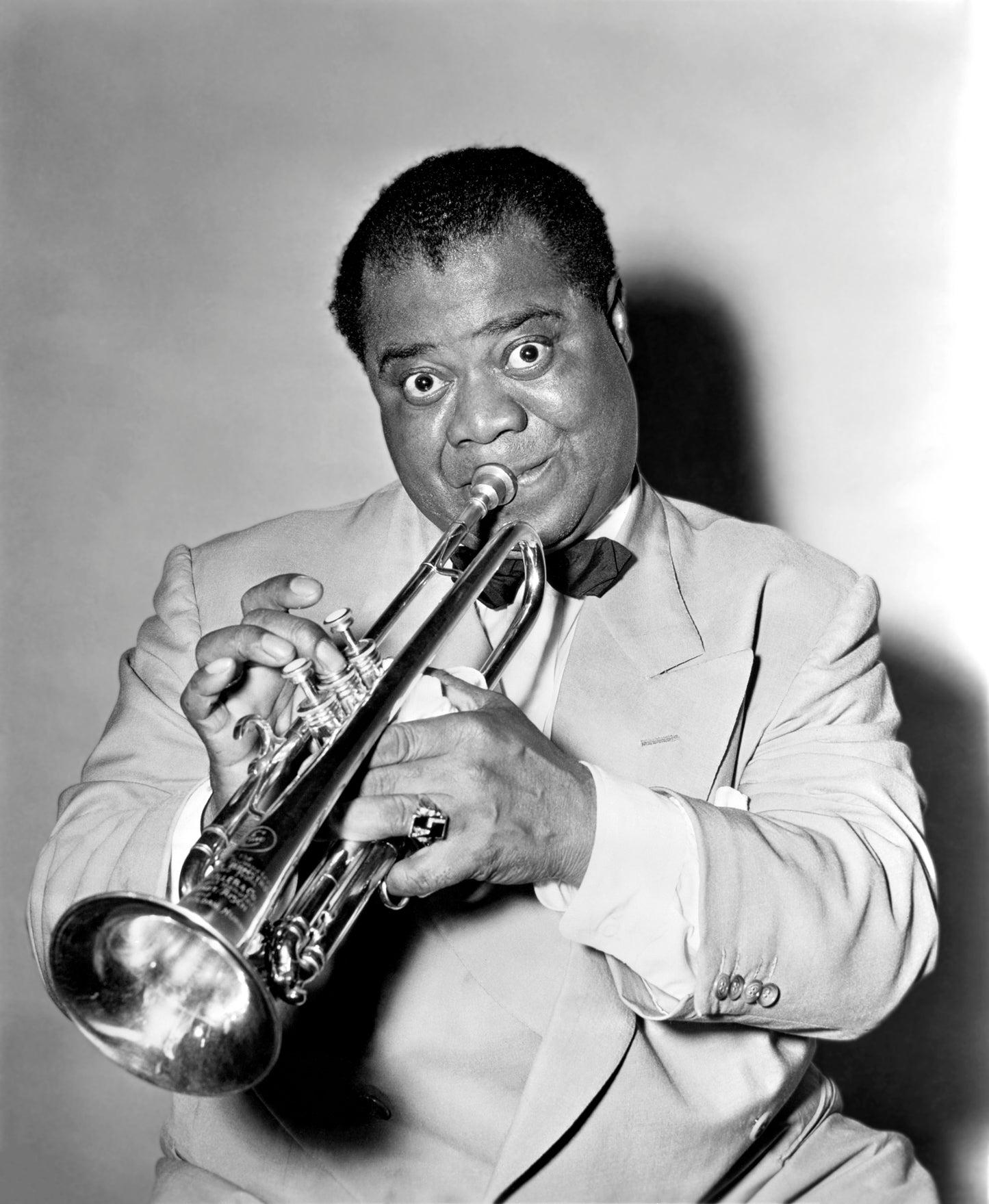 Johnny Cash joue de l'harmonica