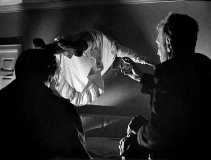 Johnny Cash joue de l'harmonica