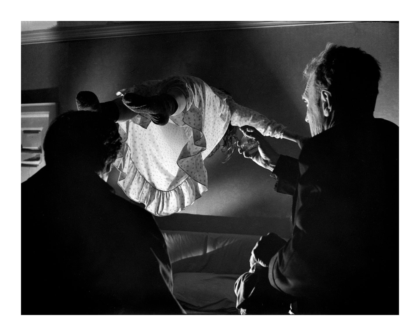 Johnny Cash joue de l'harmonica