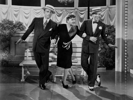 Johnny Cash joue de l'harmonica