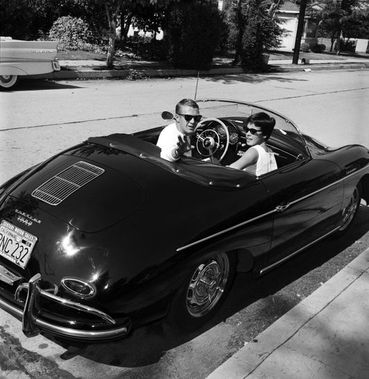 Steve McQueen im Porsche mit Neile Adams