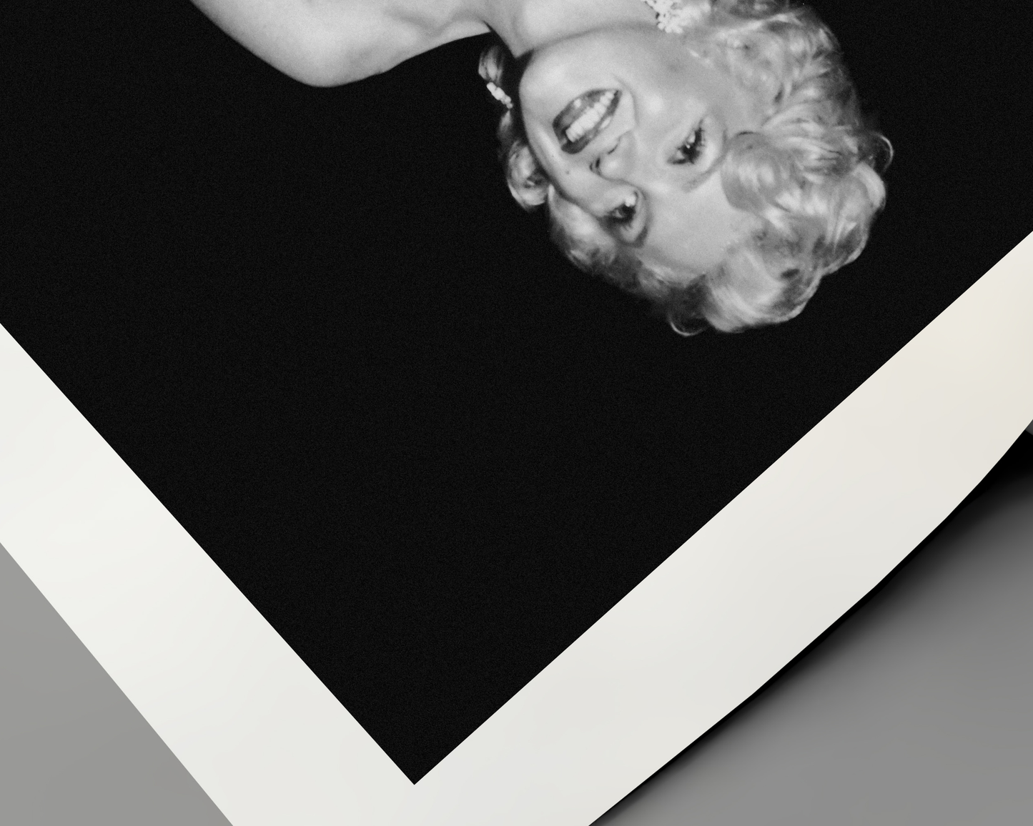 Marilyn Monroe lächelt im Pelz