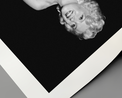 Marilyn Monroe lächelt im Pelz