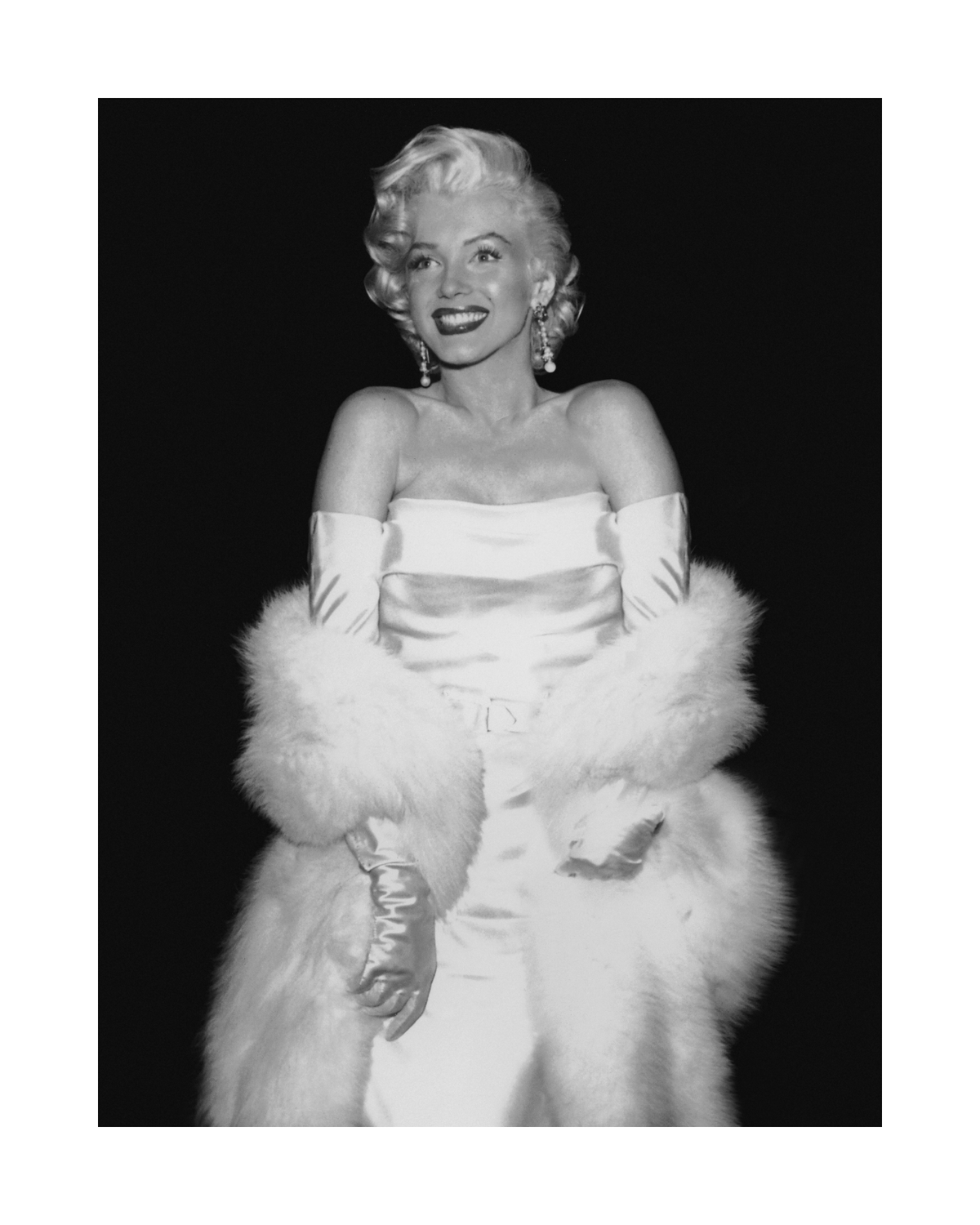 Marilyn Monroe lächelt im Pelz