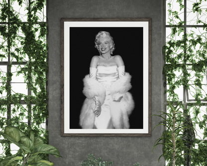 Marilyn Monroe lächelt im Pelz