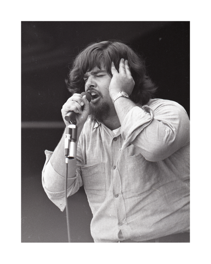 Marilyn Monroe lächelt im Pelz