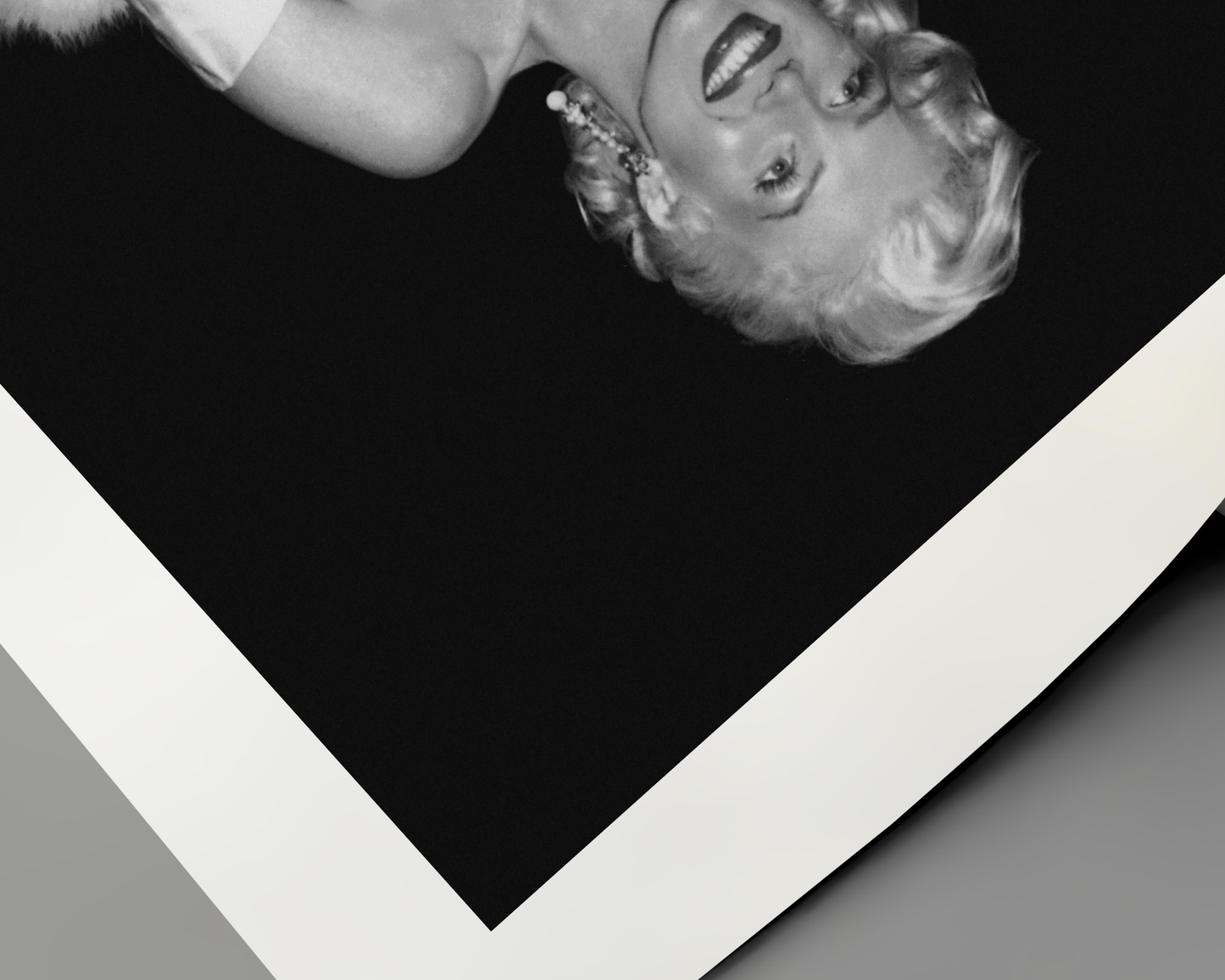 Marilyn Monroe lächelt im Pelz