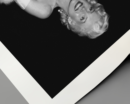 Marilyn Monroe lächelt im Pelz