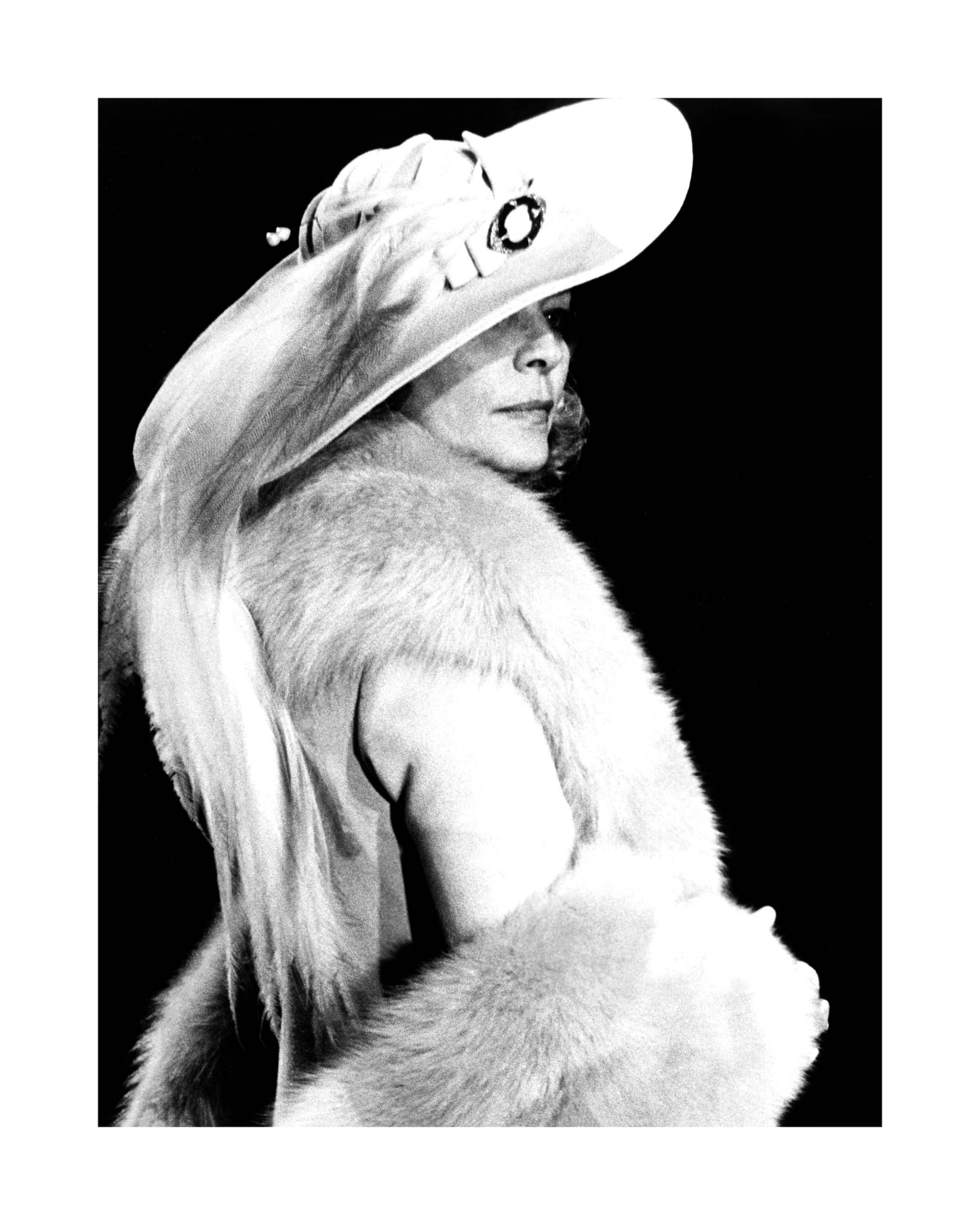 Johnny Cash joue de l'harmonica