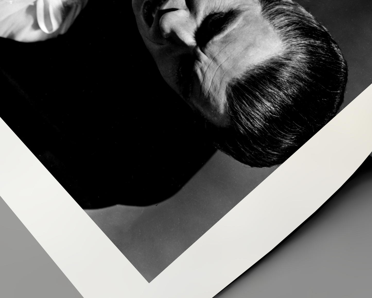 Johnny Cash joue de l'harmonica