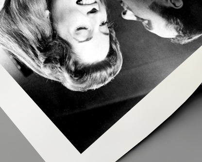 Johnny Cash joue de l'harmonica