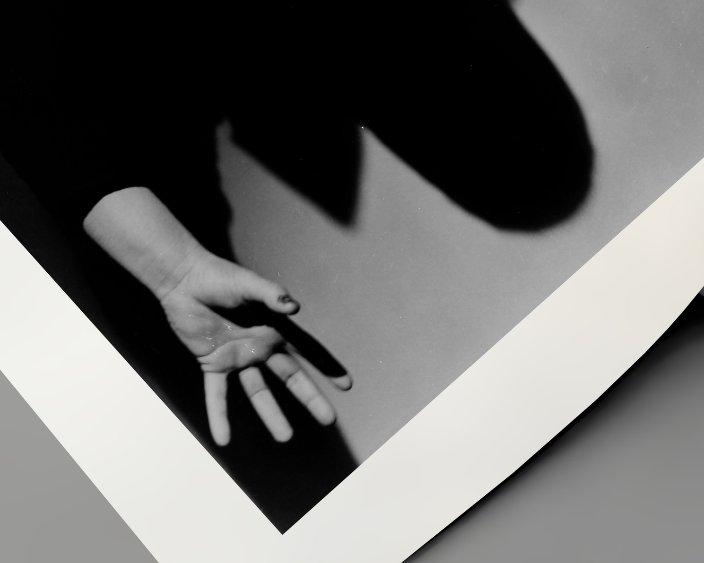 Johnny Cash joue de l'harmonica