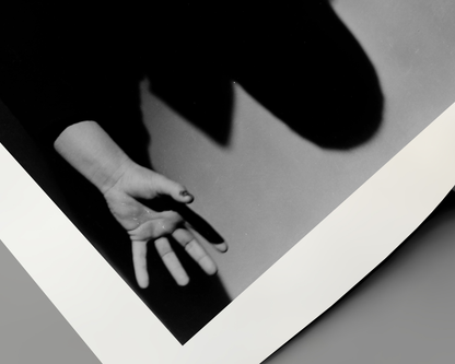 Johnny Cash joue de l'harmonica