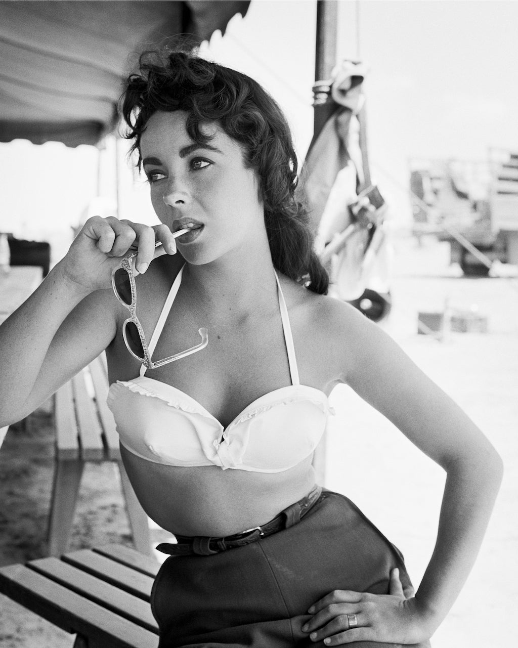 Elizabeth Taylor avec des lunettes de soleil pour "Giant"