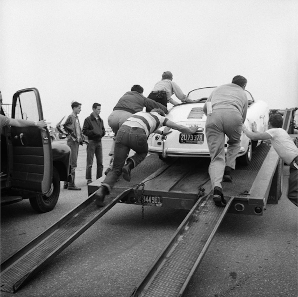 James Dean schiebt Porsche bei einer Autorallye an