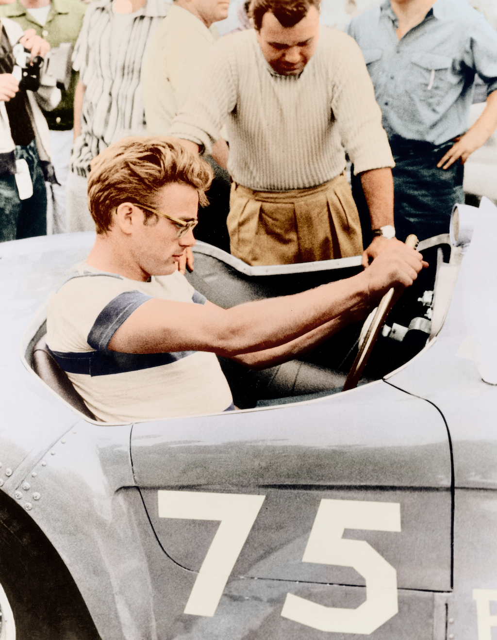 James Dean am Steuer seines Porsche-Rennwagens