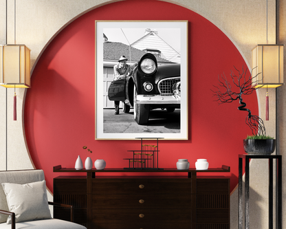 Frank Sinatra lehnt sich an Thunderbird an