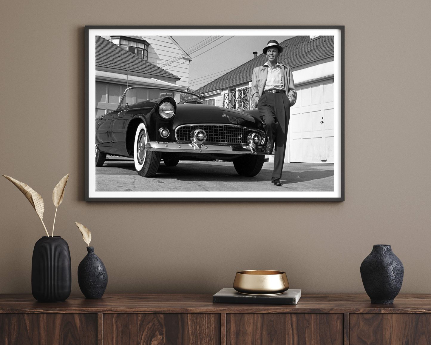 Frank Sinatra steht auf einem Ford Thunderbird