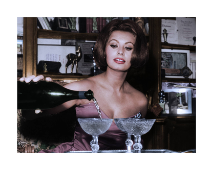 Sophia Loren schenkt Champagner ein
