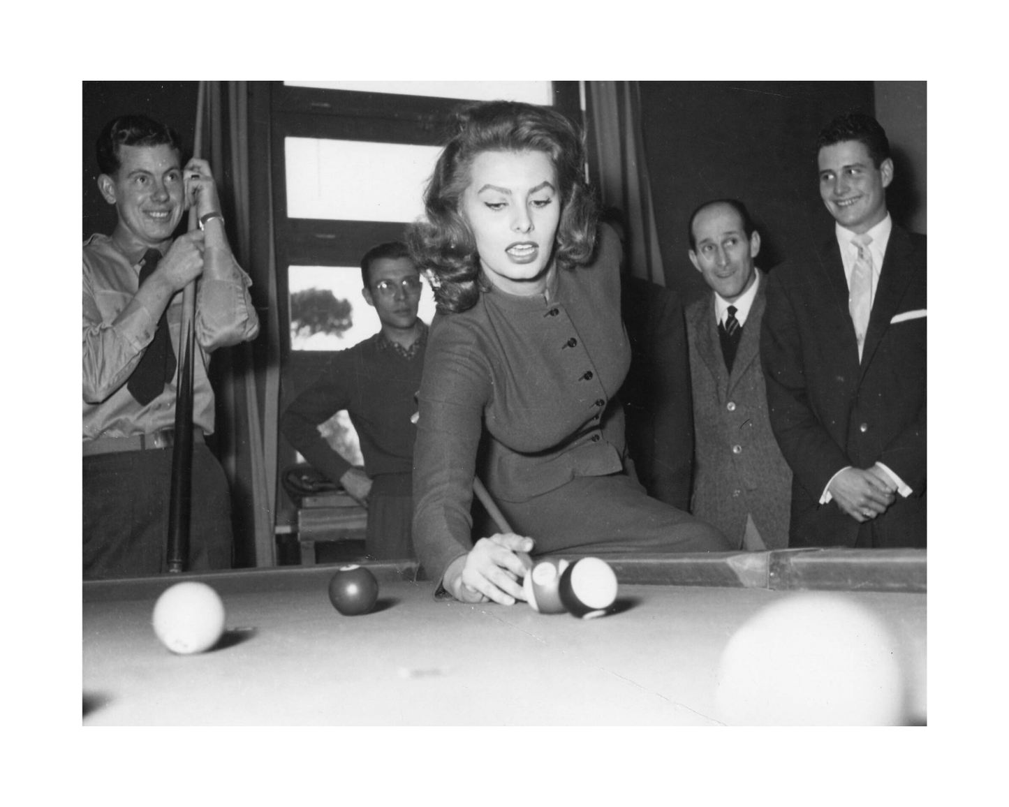 Sophia Loren beim Pool-Shooting